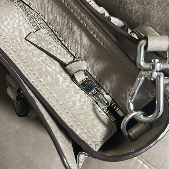 Like new Tory Burch crossbody - Picture 10 of 12